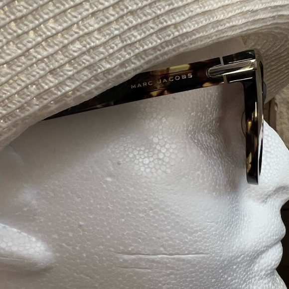 Marc Jacobs tortoise sunnies with case - Picture 9 of 12